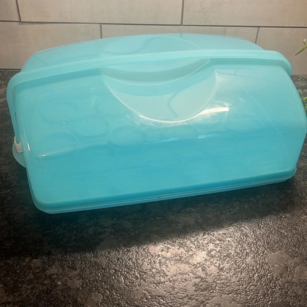 Vintage Tupperware sheet cake / cupcake carrier with cover and handle.  Exc cond